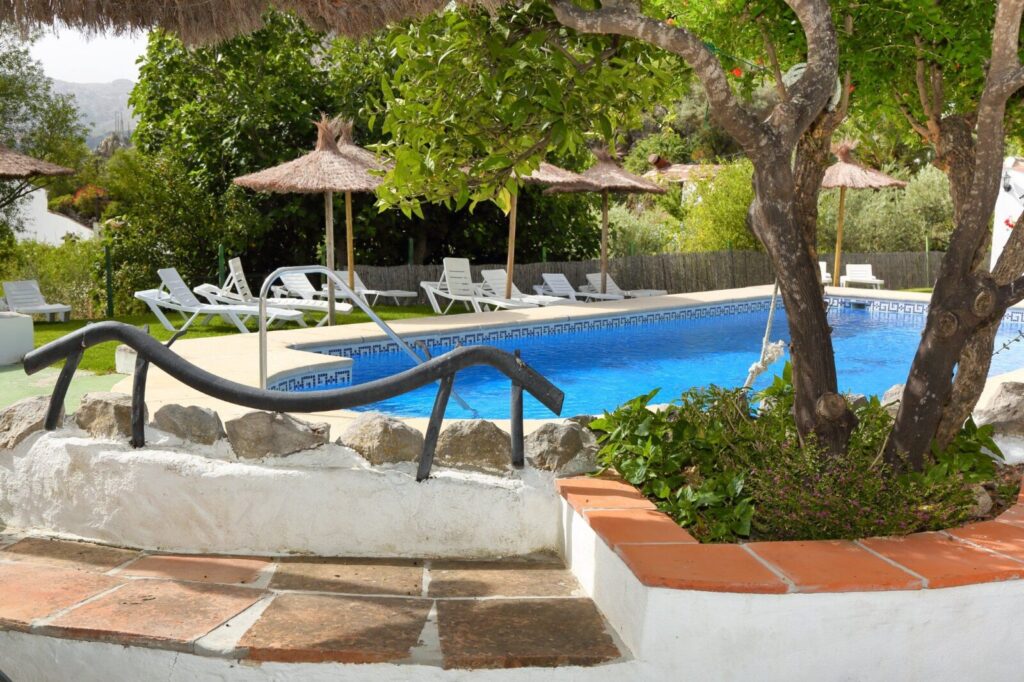 Complejo turistico 17 dormitorios piscina privada en Montejaque Malaga - Imagen 4