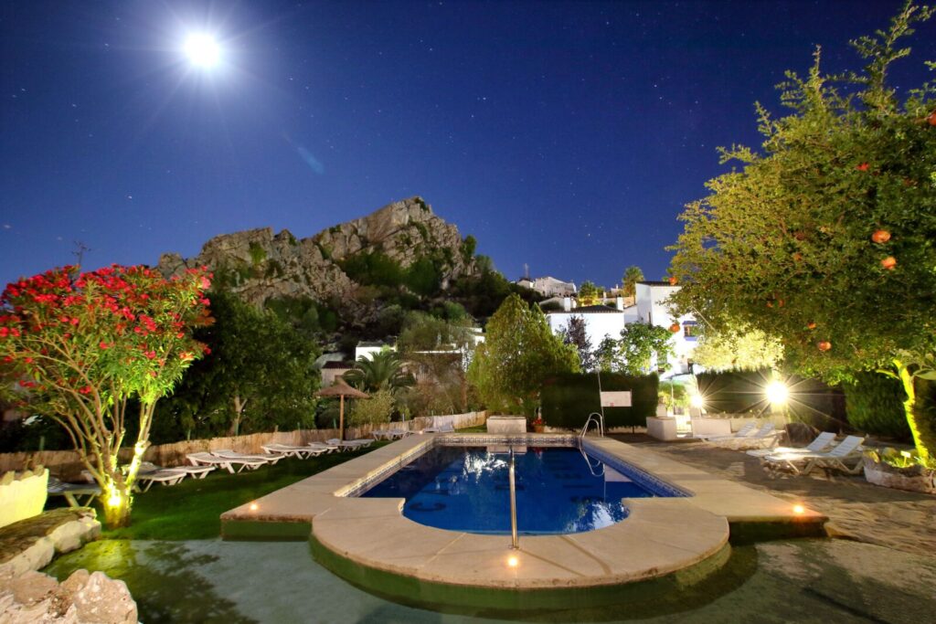 Complejo turistico 17 dormitorios piscina privada en Montejaque Malaga - Imagen 12