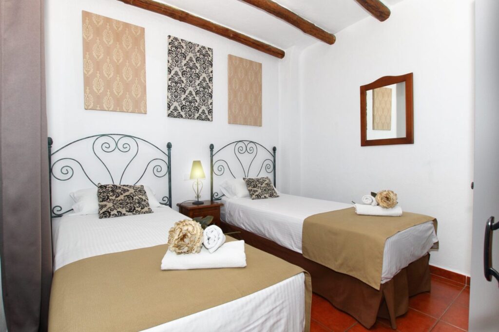 Complejo turistico 17 dormitorios piscina privada en Montejaque Malaga - Imagen 24